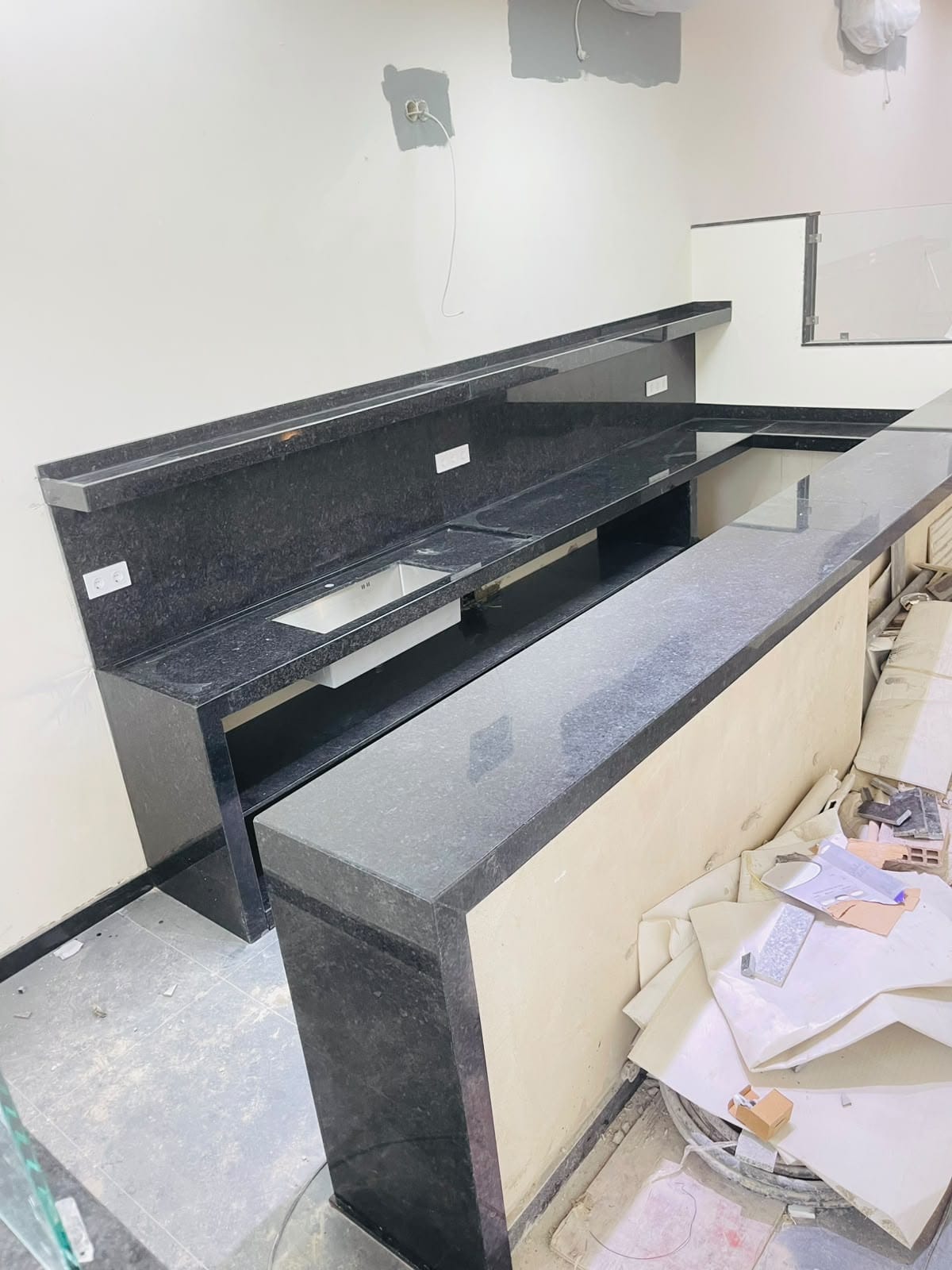 Bancada de cozinha em pedra preta em fase de montagem