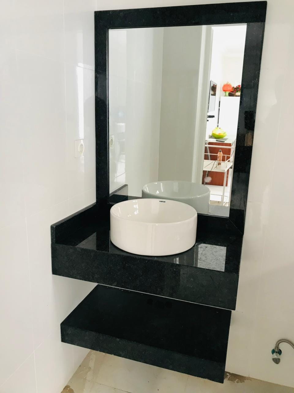 Móvel de WC em pedra preta com lavatório