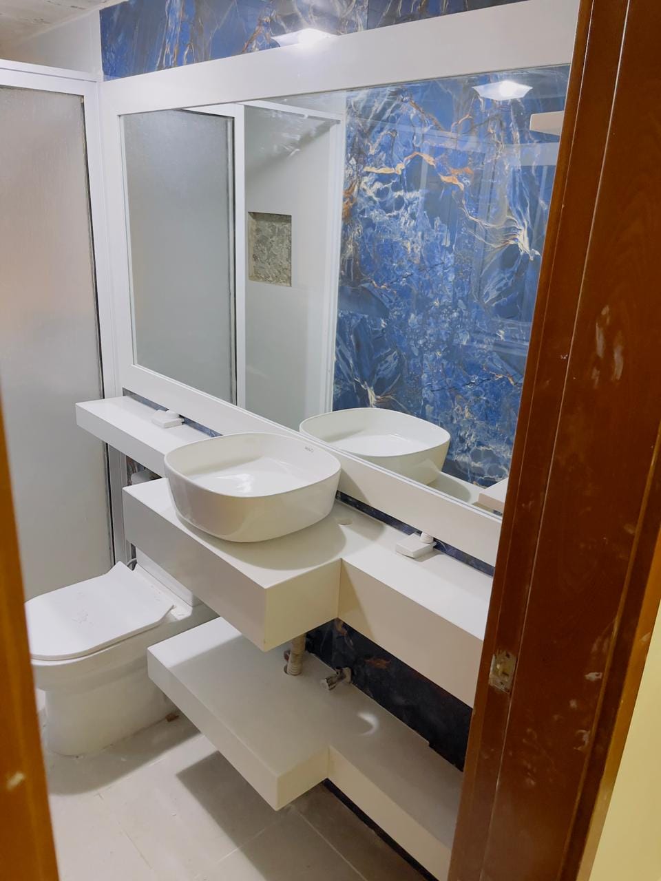 Bancada e móvel de WC em branco e azul