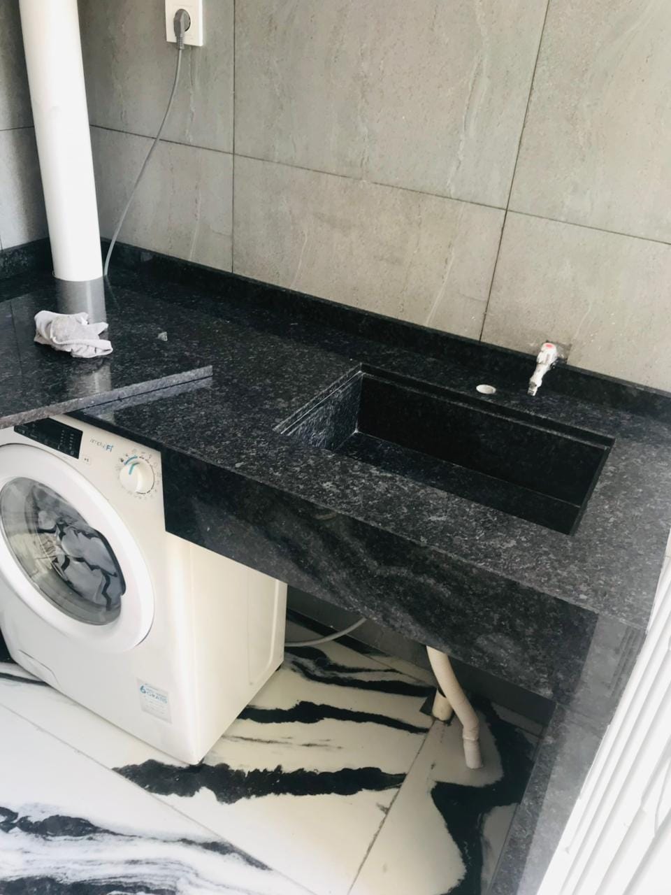 Bancada de WC com lavatório e pedra preta
