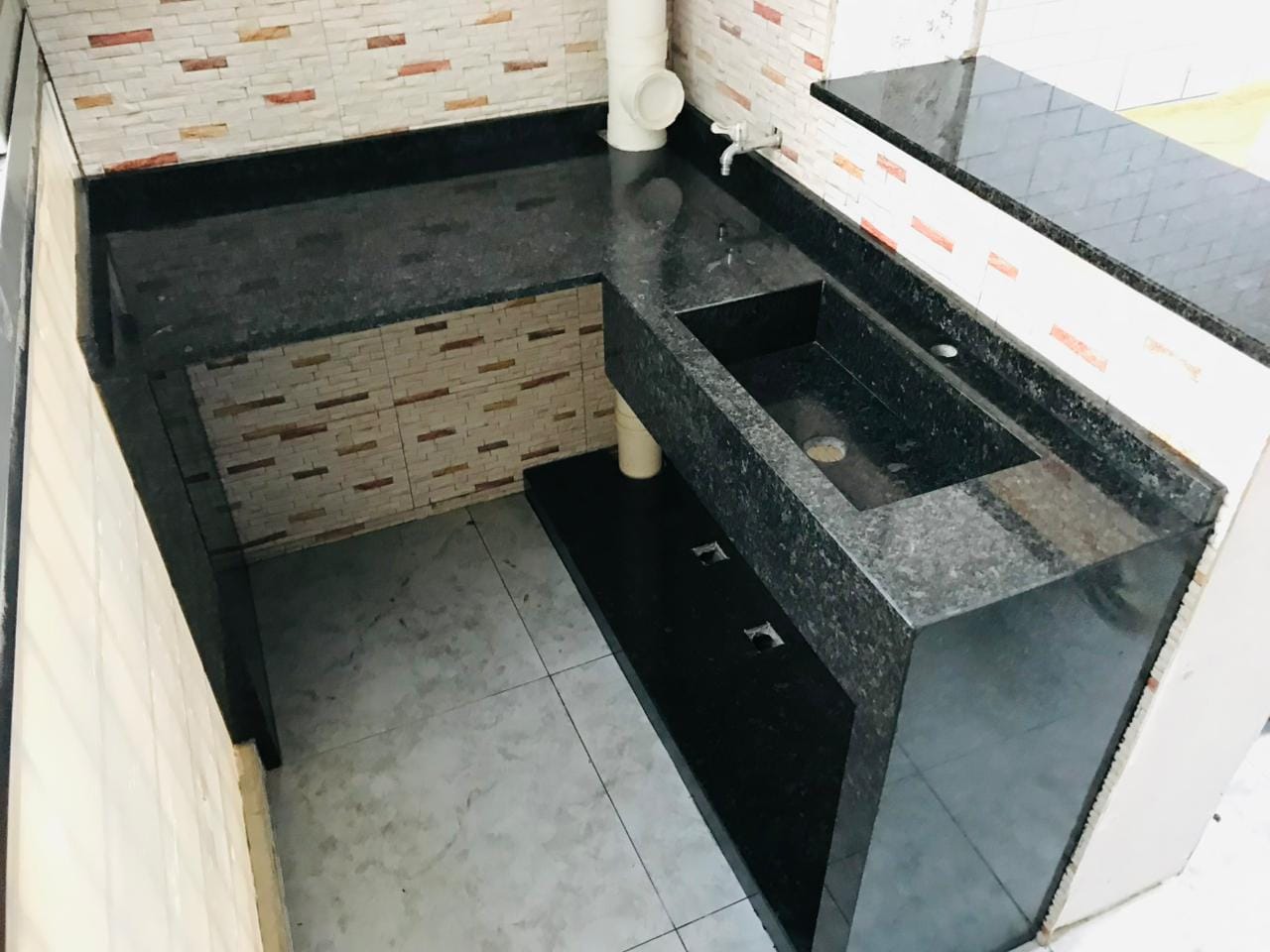 Bancada de cozinha em pedra preta