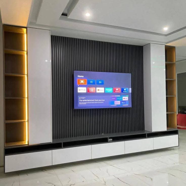 Móvel de sala planeado com painel ripado e iluminação integrada