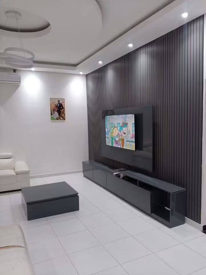 Móvel de televisão planeado numa sala contemporânea