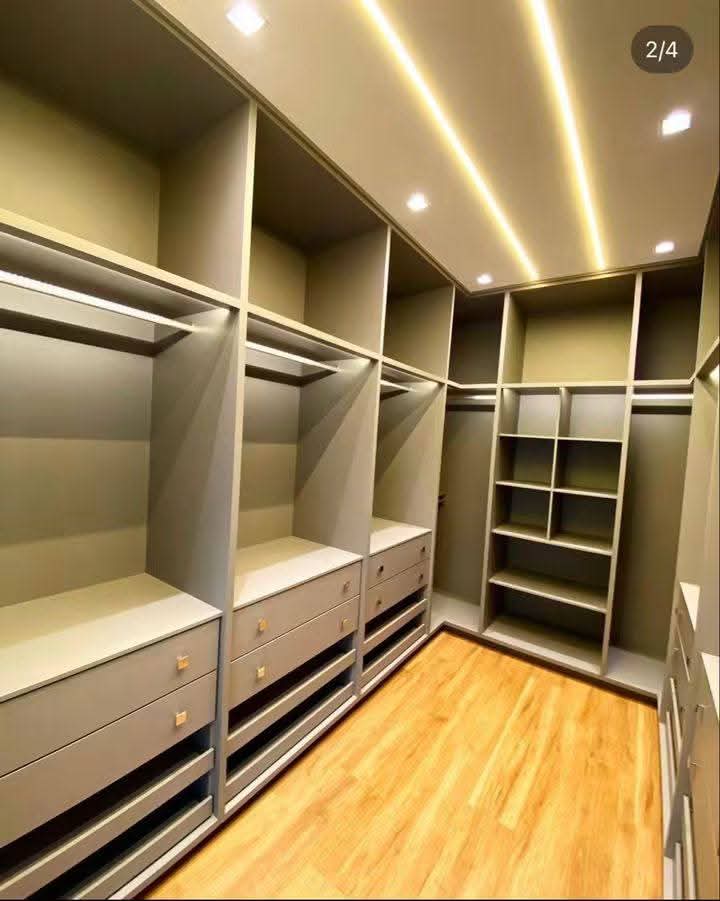 Closet planeado com iluminação quente