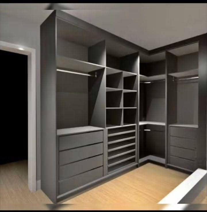 Quarto com roupeiro planeado em madeira escura